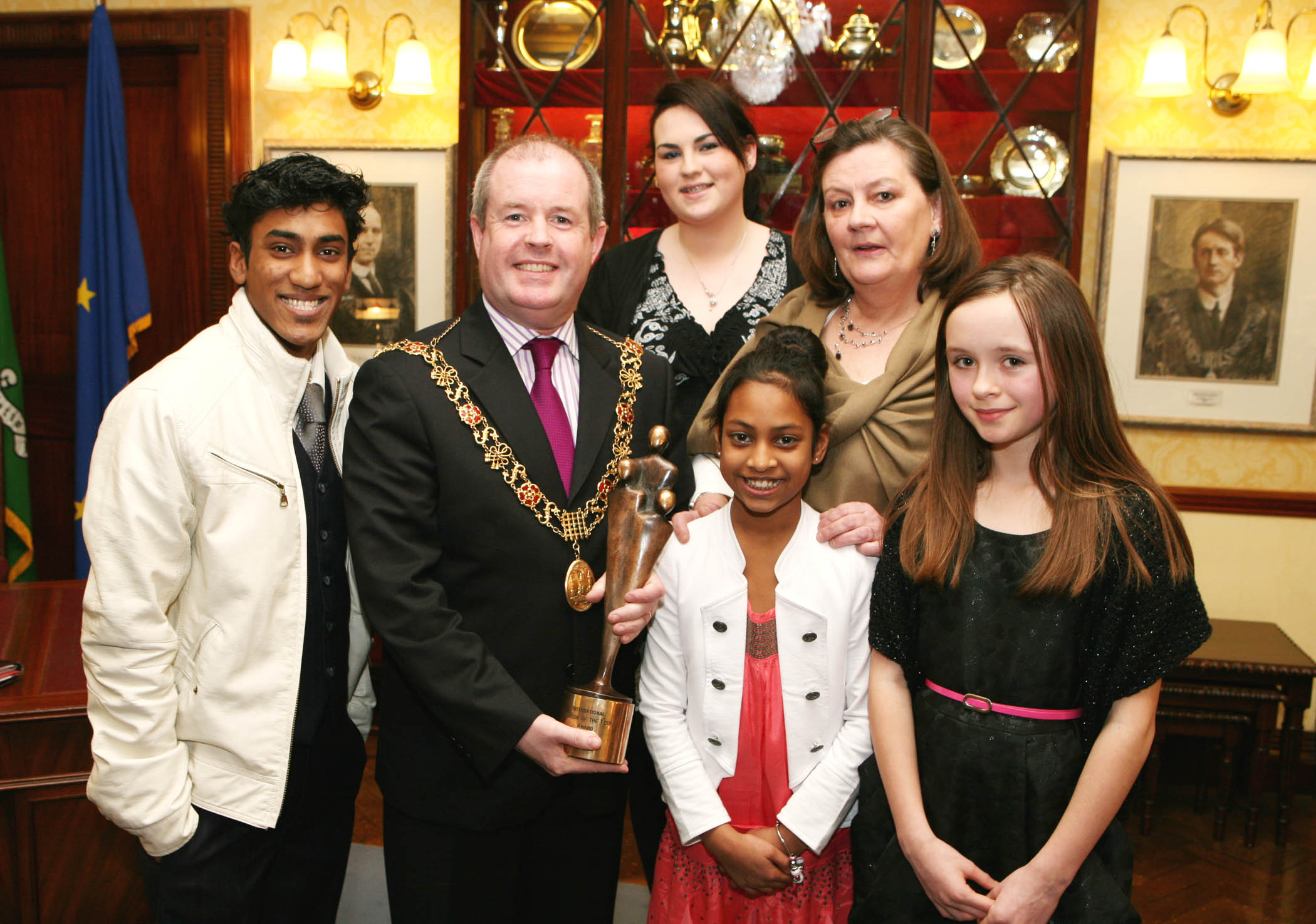  - omer-karishma-wilkins-noreen-o-flynn-lia-murphy-with-lord-mayor-edith